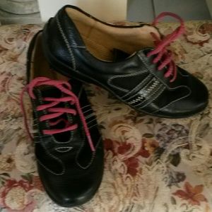 Black sport naturalizer sneakers